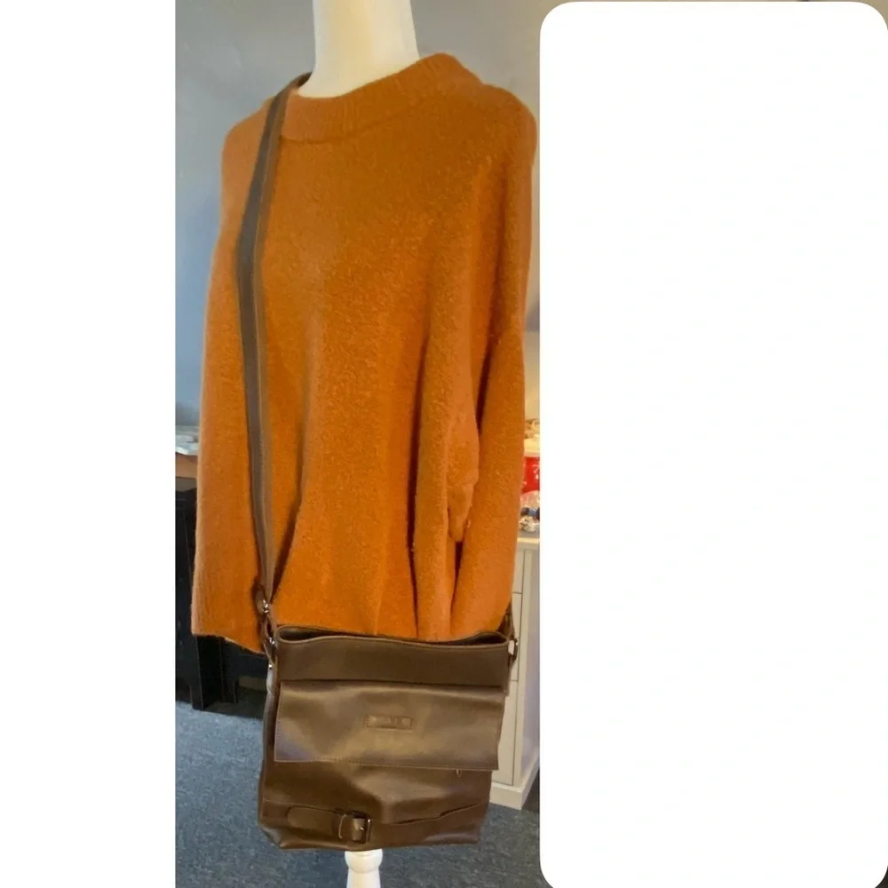 YUAN SE ZE Brown Leather Messenger Bag
